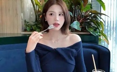 两人激烈打扑克